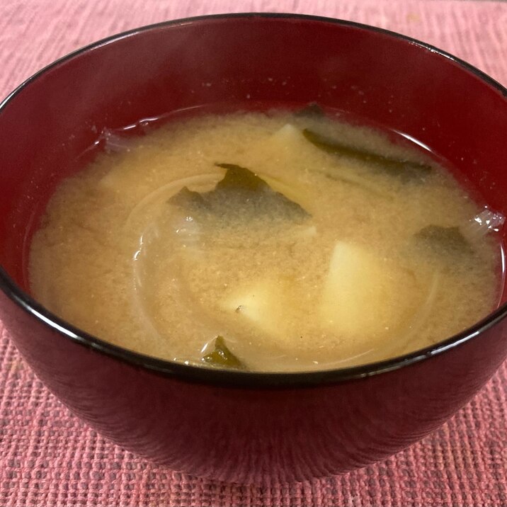 じゃがいも玉ねぎわかめの味噌汁